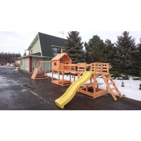   Dječje igralište s mostom, stolom, kućicom i zidom za penjanje