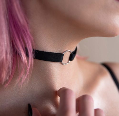 Elegantna ogrlica s crnim krugom za seksi i punkerski izgled