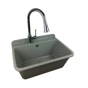 Veliki industrijski sudoper s slavinom i umivaonikom