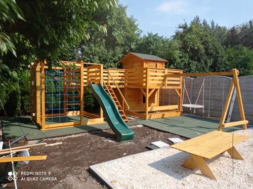 Dječje igralište 'Vukova šuma' sa ljuljačkama, kućicom i zjezdaljkom