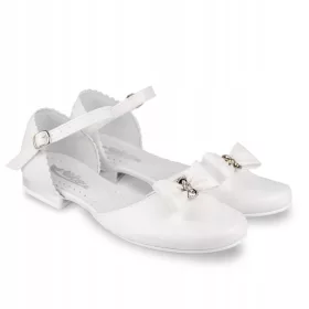   Pričestne cipele za djevojčice KBD-671 - Elegantne i udobne cipele za posebne prigode. Izrađene od visokokvalitetne ekološke i prirodne kože s lijepom kokardom na prednjem dijelu. Postojana potpetica 