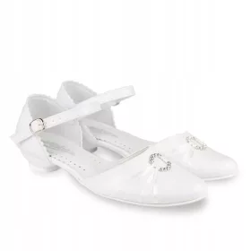   Cipele za djevojčice za prvu pričest KBD-710 - Elegantne cipele za posebne trenutke u životu vaše djevojčice. Ove bijele cipele za prvu pričest dolaze s zapišetkom i podesivim remenom za maksimalnu ud