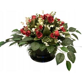 Grobna dekoracija s grobnim buketom grobljanskih ruža