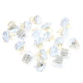   Bezbojne ukosnice s bijelom ružom za manžete Lucy, komplet od 20 komada za pričest i vjenčanje. Svaka ukosnica ima satensku ružicu dimenzija 1 cm x 1 cm, s promjerom ružice od otprilike 1,5 cm. Ovaj s