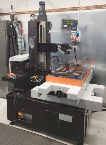 Elektroerozijski stroj s CNC sustavom za obradu metala
