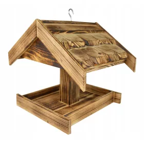   DREVENI HRANILAC ZA PTICE, pečen, Visokokvalitetni karmnik za ptice od punog drveta, impregniran postupkom pečenja, Dimenzije: podloga 21 cm x 16 cm, širina 27 cm, dubina 22 cm, visina 24 cm. Ovaj kva