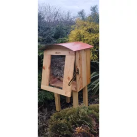   UL Kuća za Pčele od Trske - Kvalitetna i Ekološka Oaza za Dikobrazov Pčela

Ovo je UL kuća za pčele od trske koja je idealna za privlačenje divljih pčela, posebno murarki, koje su ključne za oprašivan