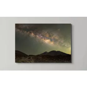 Kozmička slika Mliječne staze nad vulkanom na metalu