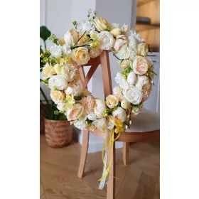 Proljetni uskršnji vijenac na vratima, zeleno cvijeće