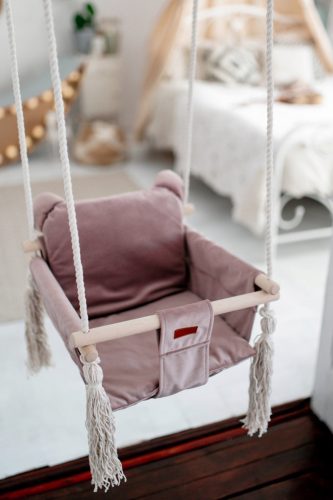 Ružičasta drvena ljuljačka za djecu s resama Velvet Medvjedić home&baby