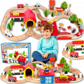 Drvena željeznička staza sa lokomotivom i vagonima