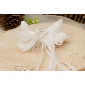   arobni grčevo za kosu za posebne prigode, ukras za pričest, elegantna mašna s perlama i biserima za vjenčanja i svečane trenutke. Ovaj predivni dodatak za kosu dolazi u bijeloj boji, ukrašen bijelim p