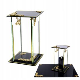 Crna svjetiljka od stakla s zlatnim ornamentima