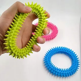   Spiky Sensory Touch Ring za djecu | Antistresna narukvica za povećanje koncentracije i ublažavanje stresa. Ova spiky sensoryczna narukvica za djecu pruža taktičku stimulaciju i pomaže u smanjenju anks