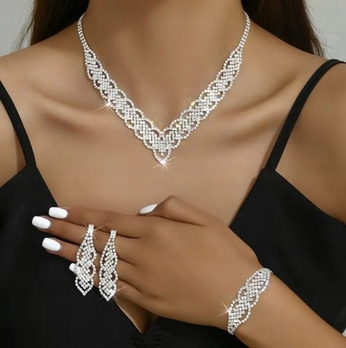 Elegantni komplet nakita sa ogrlicom, naušnicama, lancem, narukvicom i vjenčanim privjeskom. Savršen dodatak za posebne prigode poput vjenčanja ili večernjih izlazaka. Ovaj prekrasan set će istaknuti 