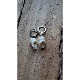   Koraljne naušnice s bijelim koraljem i kremastim cvjetnim detaljima