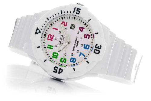 Dječji sat Casio model Elston - Originalan proizvod s 5 boja na izbor - Savršen poklon za djevojčice. Ovaj dječji sat Casio pokreće kvartovski mehanizam s baterijom. Kopča i remen su izrađeni od kvali