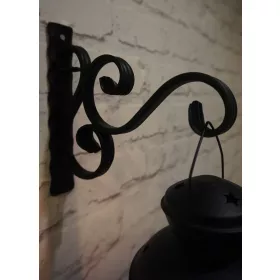   Elegantni držač za cvijeće i lampion, ručno izrađen od kovanih elemenata Elegantni držač za cvijeće i lampion je idealan dodatak za vaš vrt ili terasu. Ručno i