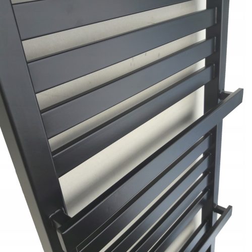 Crni vodeni kupaonski radijator Komex 448 W dimenzija 530 x 950 mm